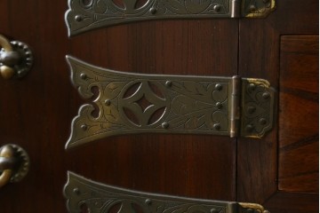 韓国ヴィンテージ　良品　李朝家具　1970年頃　真鍮金具が美しい作りのいい重厚なキャビネット　(R-090875)