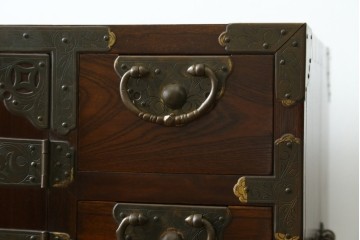 韓国ヴィンテージ　良品　李朝家具　1970年頃　真鍮金具が美しい作りのいい重厚なキャビネット　(R-090875)