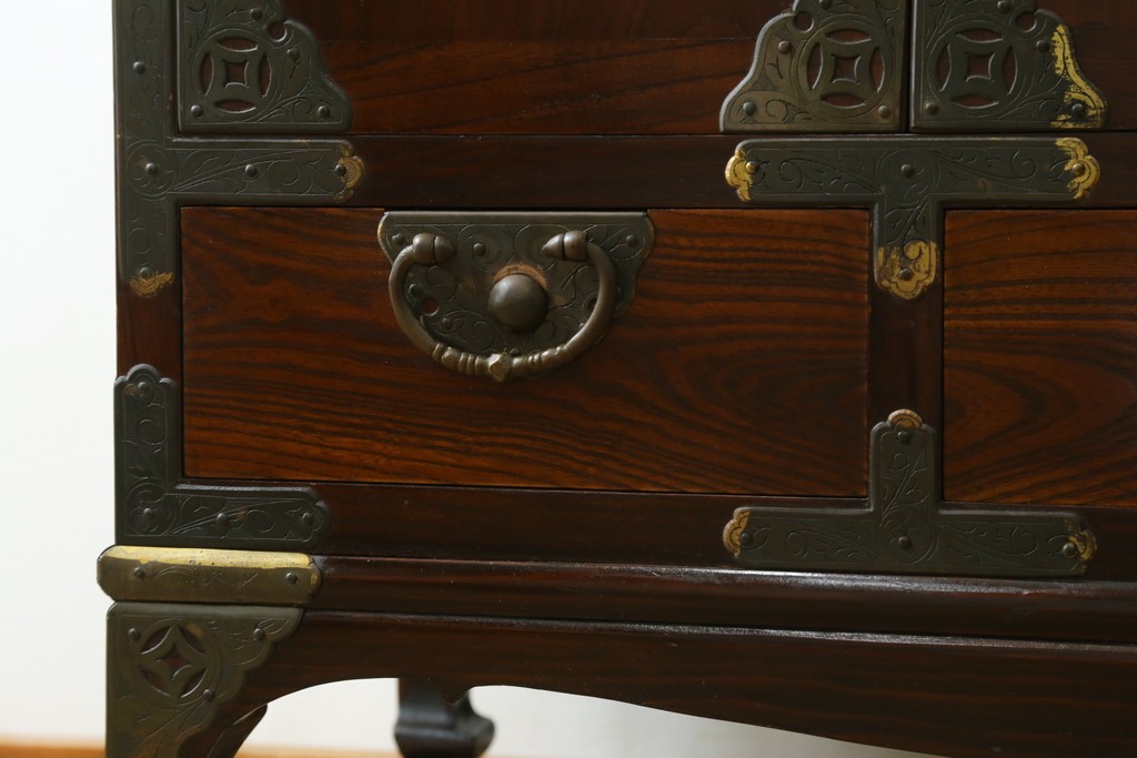 韓国ヴィンテージ　良品　李朝家具　1970年頃　真鍮金具が美しい作りのいい重厚なキャビネット　(R-090875)