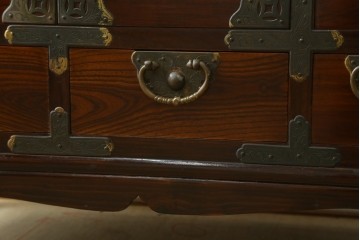 韓国ヴィンテージ　良品　李朝家具　1970年頃　真鍮金具が美しい作りのいい重厚なキャビネット　(R-090875)
