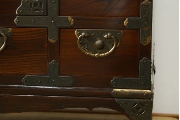 韓国ヴィンテージ　良品　李朝家具　1970年頃　真鍮金具が美しい作りのいい重厚なキャビネット　(R-090875)
