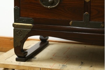 韓国ヴィンテージ　良品　李朝家具　1970年頃　真鍮金具が美しい作りのいい重厚なキャビネット　(R-090875)