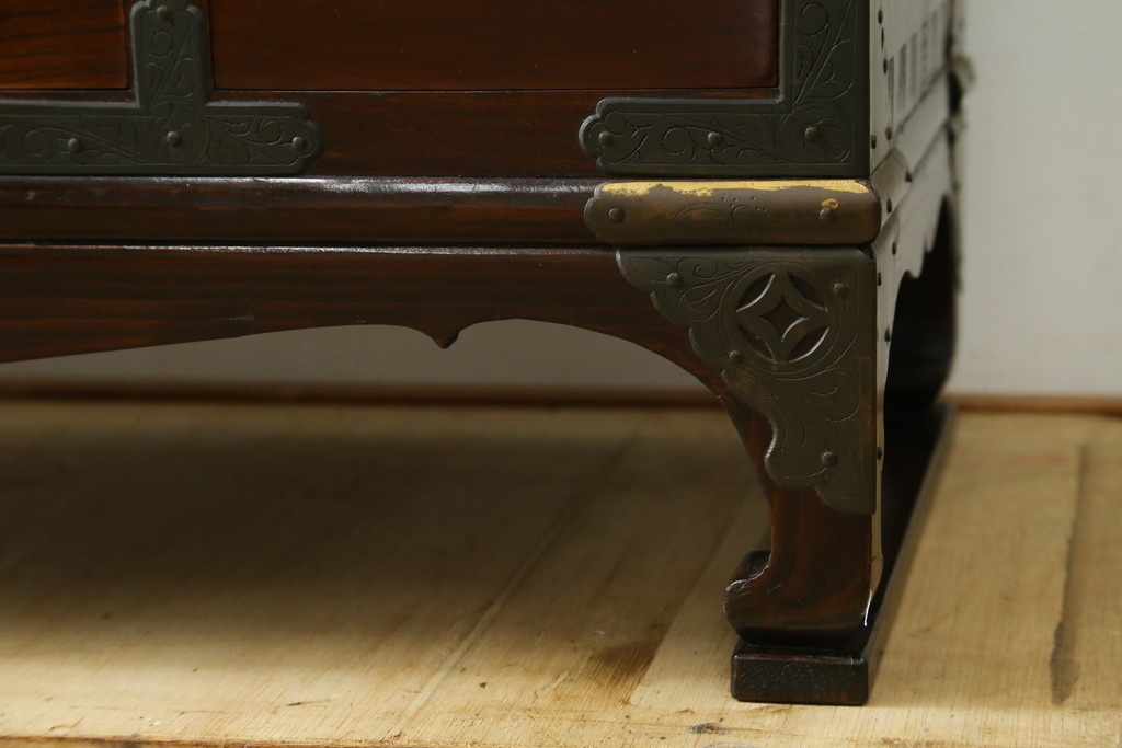 韓国ヴィンテージ　良品　李朝家具　1970年頃　真鍮金具が美しい作りのいい重厚なキャビネット　(R-090875)