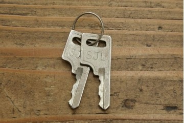 韓国ヴィンテージ　良品　李朝家具　1970年頃　真鍮金具が美しい作りのいい重厚なキャビネット　(R-090875)
