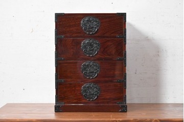 和製ヴィンテージ　昭和後期　美品!!　三方欅(ケヤキ)材　木地呂塗り　龍の金具が力強い仙台箪笥の4段小引き出し　(R-090876)
