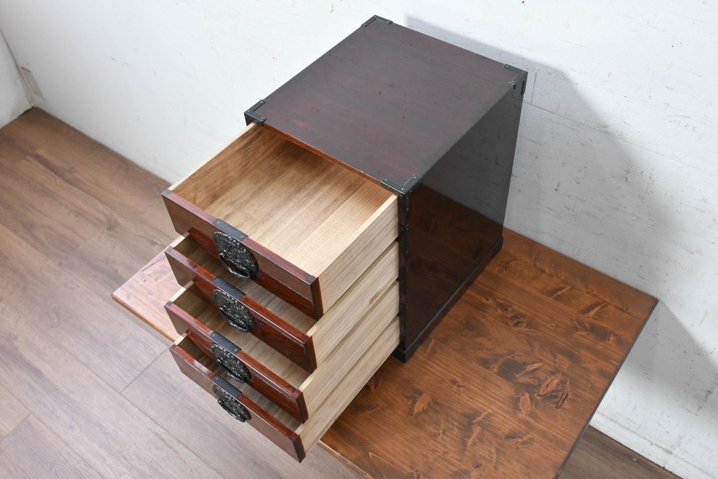和製ヴィンテージ　昭和後期　美品!!　三方欅(ケヤキ)材　木地呂塗り　龍の金具が力強い仙台箪笥の4段小引き出し　(R-090876)