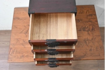 和製ヴィンテージ　昭和後期　美品!!　三方欅(ケヤキ)材　木地呂塗り　龍の金具が力強い仙台箪笥の4段小引き出し　(R-090876)