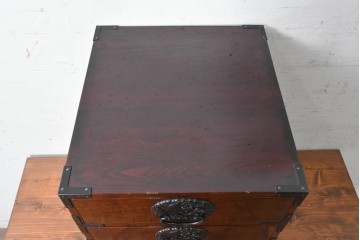 和製ヴィンテージ　昭和後期　美品!!　三方欅(ケヤキ)材　木地呂塗り　龍の金具が力強い仙台箪笥の4段小引き出し　(R-090876)