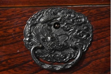 和製ヴィンテージ　昭和後期　美品!!　三方欅(ケヤキ)材　木地呂塗り　龍の金具が力強い仙台箪笥の4段小引き出し　(R-090876)