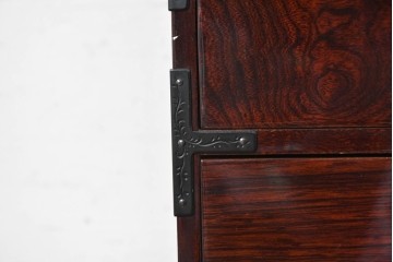 和製ヴィンテージ　昭和後期　美品!!　三方欅(ケヤキ)材　木地呂塗り　龍の金具が力強い仙台箪笥の4段小引き出し　(R-090876)