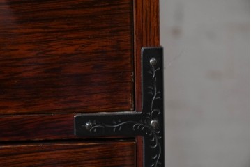 和製ヴィンテージ　昭和後期　美品!!　三方欅(ケヤキ)材　木地呂塗り　龍の金具が力強い仙台箪笥の4段小引き出し　(R-090876)