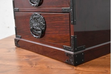 和製ヴィンテージ　昭和後期　美品!!　三方欅(ケヤキ)材　木地呂塗り　龍の金具が力強い仙台箪笥の4段小引き出し　(R-090876)
