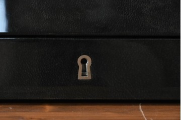中古　美品　キットファニチュア(KIT FURNITURE)　北谷家具　艶やかな黒色が上品なジュエリーボックス　(R-090877)