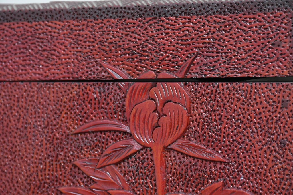 和製ヴィンテージ　日光彫りの逸品!　朱塗り　牡丹彫刻に目を奪われる芸術品のようなジュエリーボックス　(R-090879)