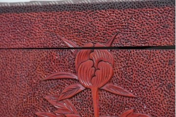 和製ヴィンテージ　日光彫りの逸品!　朱塗り　牡丹彫刻に目を奪われる芸術品のようなジュエリーボックス　(R-090879)