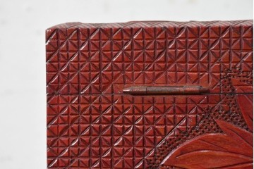 和製ヴィンテージ　日光彫りの逸品!　朱塗り　牡丹彫刻に目を奪われる芸術品のようなジュエリーボックス　(R-090879)