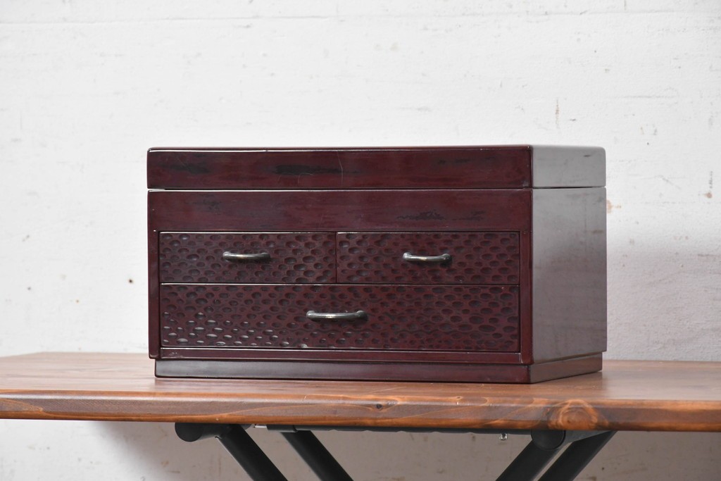 中古　美品　職人手作り工芸品　漆塗り　研ぎ出しで生まれる文様が味わい深い裁縫箱　(R-090880)