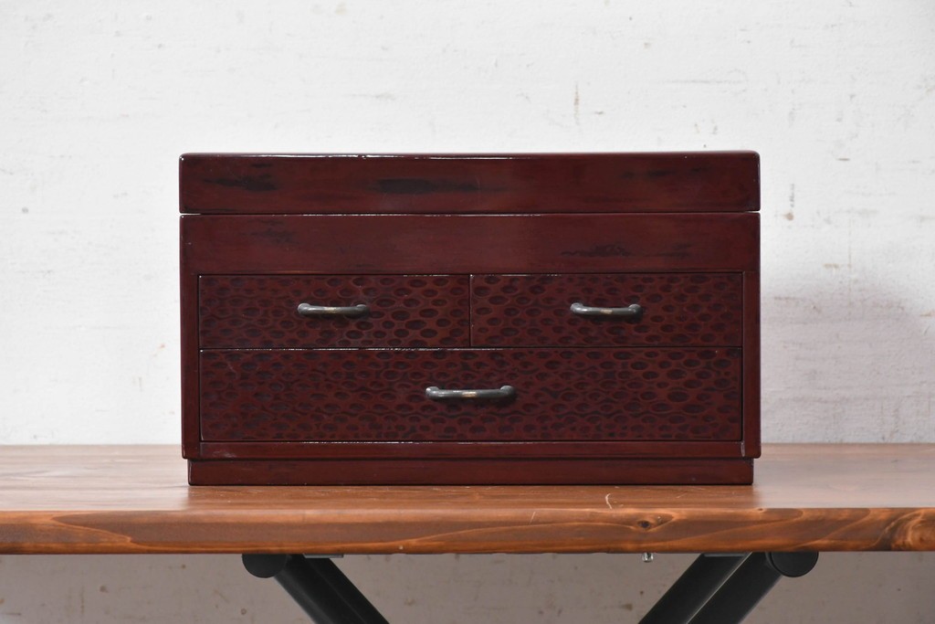 中古　美品　職人手作り工芸品　漆塗り　研ぎ出しで生まれる文様が味わい深い裁縫箱　(R-090880)