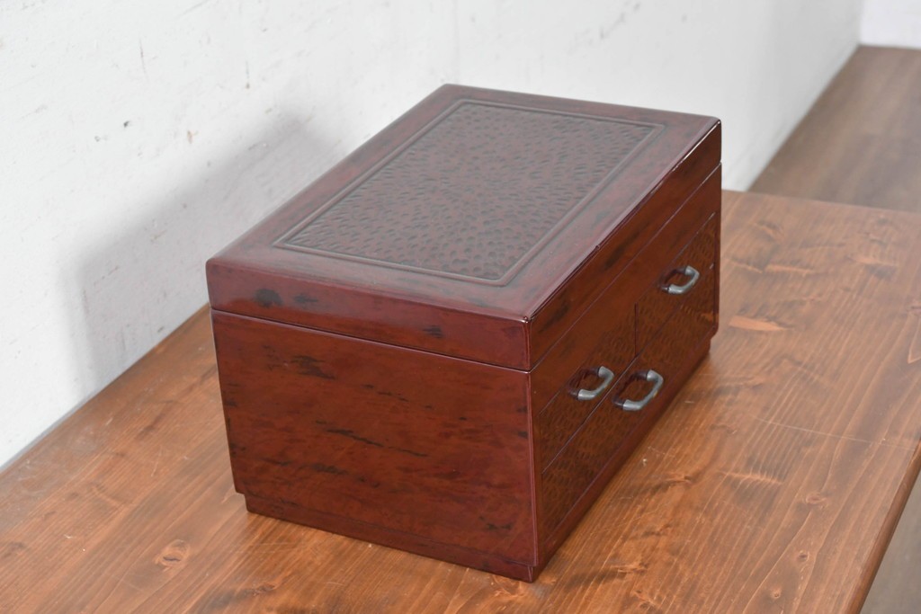 中古　美品　職人手作り工芸品　漆塗り　研ぎ出しで生まれる文様が味わい深い裁縫箱　(R-090880)