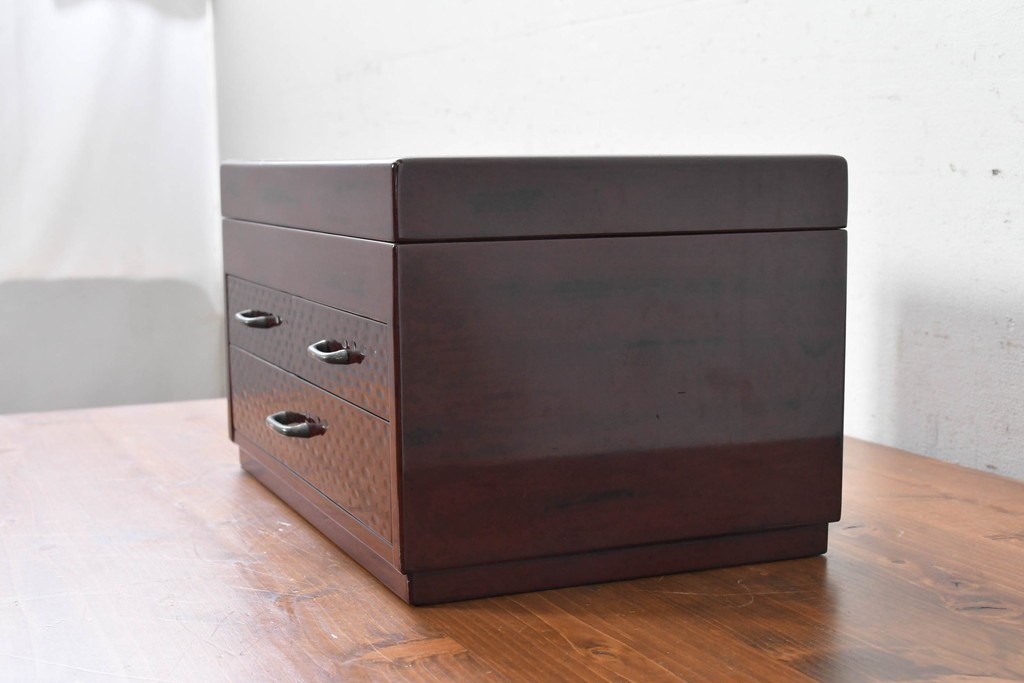 中古　美品　職人手作り工芸品　漆塗り　研ぎ出しで生まれる文様が味わい深い裁縫箱　(R-090880)