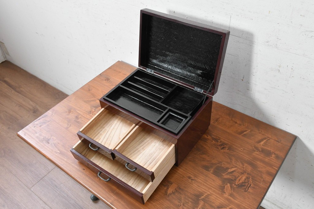 中古　美品　職人手作り工芸品　漆塗り　研ぎ出しで生まれる文様が味わい深い裁縫箱　(R-090880)