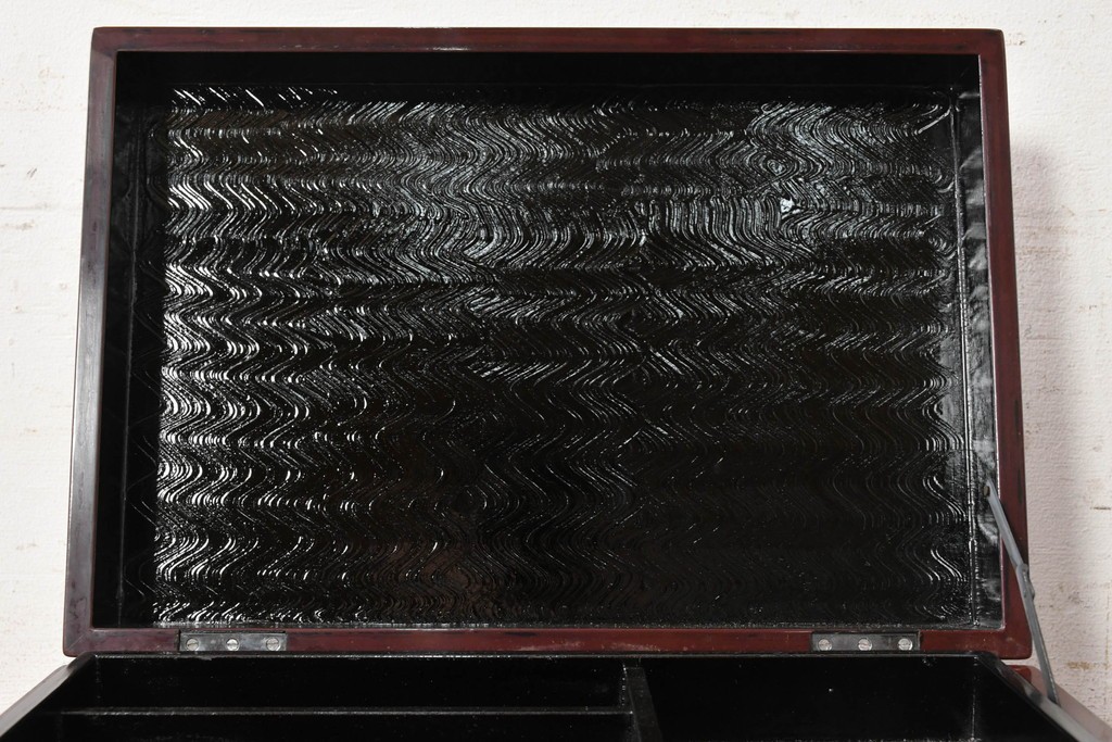 中古　美品　職人手作り工芸品　漆塗り　研ぎ出しで生まれる文様が味わい深い裁縫箱　(R-090880)