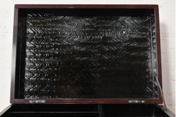 中古　美品　職人手作り工芸品　漆塗り　研ぎ出しで生まれる文様が味わい深い裁縫箱　(R-090880)
