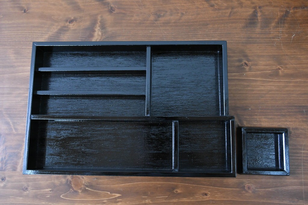 中古　美品　職人手作り工芸品　漆塗り　研ぎ出しで生まれる文様が味わい深い裁縫箱　(R-090880)