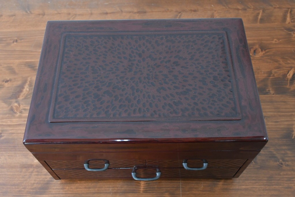 中古　美品　職人手作り工芸品　漆塗り　研ぎ出しで生まれる文様が味わい深い裁縫箱　(R-090880)