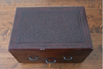中古　美品　職人手作り工芸品　漆塗り　研ぎ出しで生まれる文様が味わい深い裁縫箱　(R-090880)