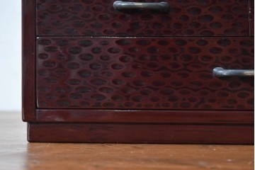 中古　美品　職人手作り工芸品　漆塗り　研ぎ出しで生まれる文様が味わい深い裁縫箱　(R-090880)