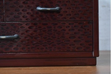 中古　美品　職人手作り工芸品　漆塗り　研ぎ出しで生まれる文様が味わい深い裁縫箱　(R-090880)
