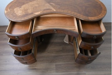 中古　DREXEL HERITAGE(ドレクセルヘリテイジ)　Cameo Classics(キャメオクラシックス)　気品ある曲面フォルムと木目が魅力のキドニーデスク　(R-090887)