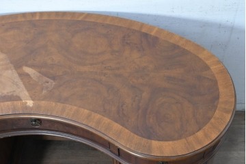 中古　DREXEL HERITAGE(ドレクセルヘリテイジ)　Cameo Classics(キャメオクラシックス)　気品ある曲面フォルムと木目が魅力のキドニーデスク　(R-090887)