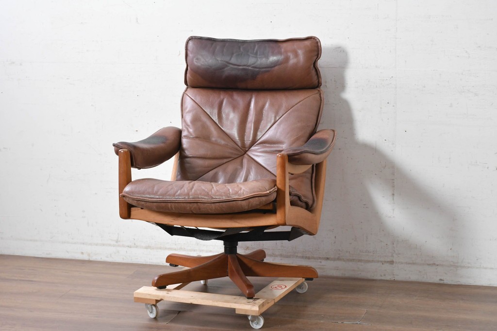 【簡易リペア限定品】　北欧ヴィンテージ　ノルウェー　LIED MOBLER(リードボブラー)　ハイバックと回転式の脚部を備えたリクライニングチェア　※革にダメージ有り　(R-090888)