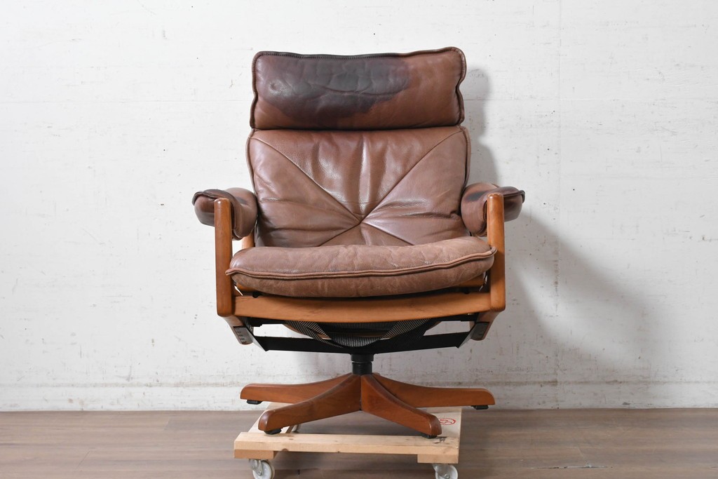 【簡易リペア限定品】　北欧ヴィンテージ　ノルウェー　LIED MOBLER(リードボブラー)　ハイバックと回転式の脚部を備えたリクライニングチェア　※革にダメージ有り　(R-090888)