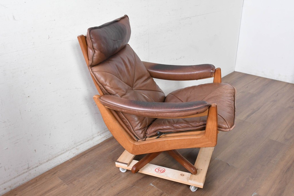 【簡易リペア限定品】　北欧ヴィンテージ　ノルウェー　LIED MOBLER(リードボブラー)　ハイバックと回転式の脚部を備えたリクライニングチェア　※革にダメージ有り　(R-090888)