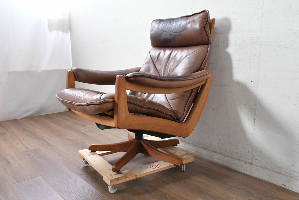 【簡易リペア限定品】　北欧ヴィンテージ　ノルウェー　LIED MOBLER(リードボブラー)　ハイバックと回転式の脚部を備えたリクライニングチェア　※革にダメージ有り　(R-090888)