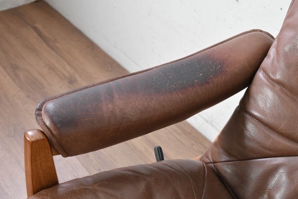 【簡易リペア限定品】　北欧ヴィンテージ　ノルウェー　LIED MOBLER(リードボブラー)　ハイバックと回転式の脚部を備えたリクライニングチェア　※革にダメージ有り　(R-090888)