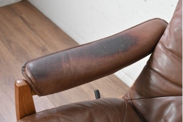 【簡易リペア限定品】　北欧ヴィンテージ　ノルウェー　LIED MOBLER(リードボブラー)　ハイバックと回転式の脚部を備えたリクライニングチェア　※革にダメージ有り　(R-090888)