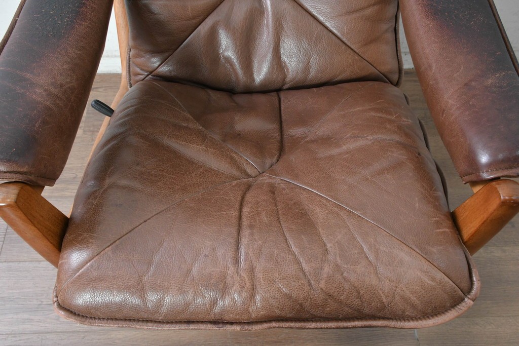 【簡易リペア限定品】　北欧ヴィンテージ　ノルウェー　LIED MOBLER(リードボブラー)　ハイバックと回転式の脚部を備えたリクライニングチェア　※革にダメージ有り　(R-090888)