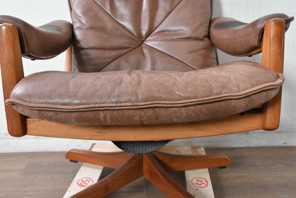 【簡易リペア限定品】　北欧ヴィンテージ　ノルウェー　LIED MOBLER(リードボブラー)　ハイバックと回転式の脚部を備えたリクライニングチェア　※革にダメージ有り　(R-090888)