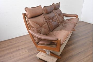 北欧ヴィンテージ　ノルウェー　LiedMobler(リードモブラー)　本革　チーク材　温かみのある色合いの3人掛けソファ　(R-090890)