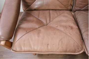 北欧ヴィンテージ　ノルウェー　LiedMobler(リードモブラー)　本革　チーク材　温かみのある色合いの3人掛けソファ　(R-090890)