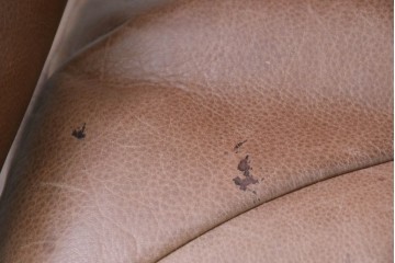 北欧ヴィンテージ　ノルウェー　LiedMobler(リードモブラー)　本革　チーク材　温かみのある色合いの3人掛けソファ　(R-090890)