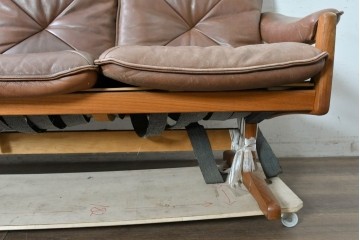 北欧ヴィンテージ　ノルウェー　LiedMobler(リードモブラー)　本革　チーク材　温かみのある色合いの3人掛けソファ　(R-090890)