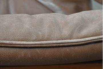 北欧ヴィンテージ　ノルウェー　LiedMobler(リードモブラー)　本革　チーク材　温かみのある色合いの3人掛けソファ　(R-090890)
