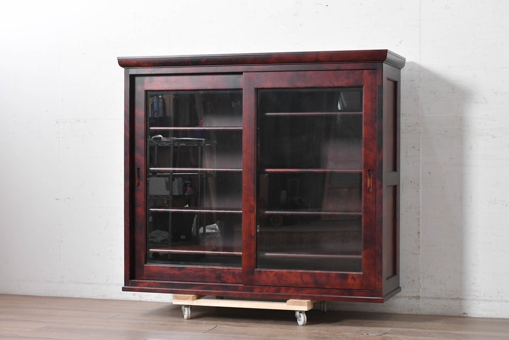 中古　北の匠　山室家具製作所　カバ材　豊かな木目が魅力のガラス戸キャビネット　(R-090892)