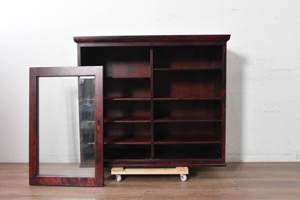 中古　北の匠　山室家具製作所　カバ材　豊かな木目が魅力のガラス戸キャビネット　(R-090892)