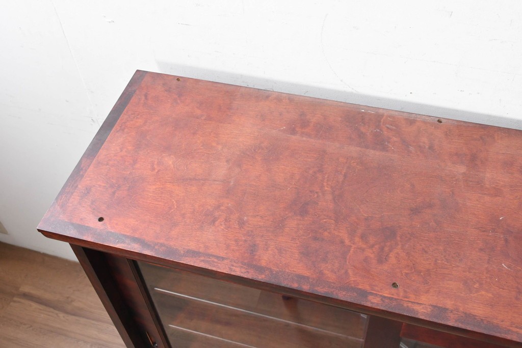 中古　北の匠　山室家具製作所　カバ材　豊かな木目が魅力のガラス戸キャビネット　(R-090892)